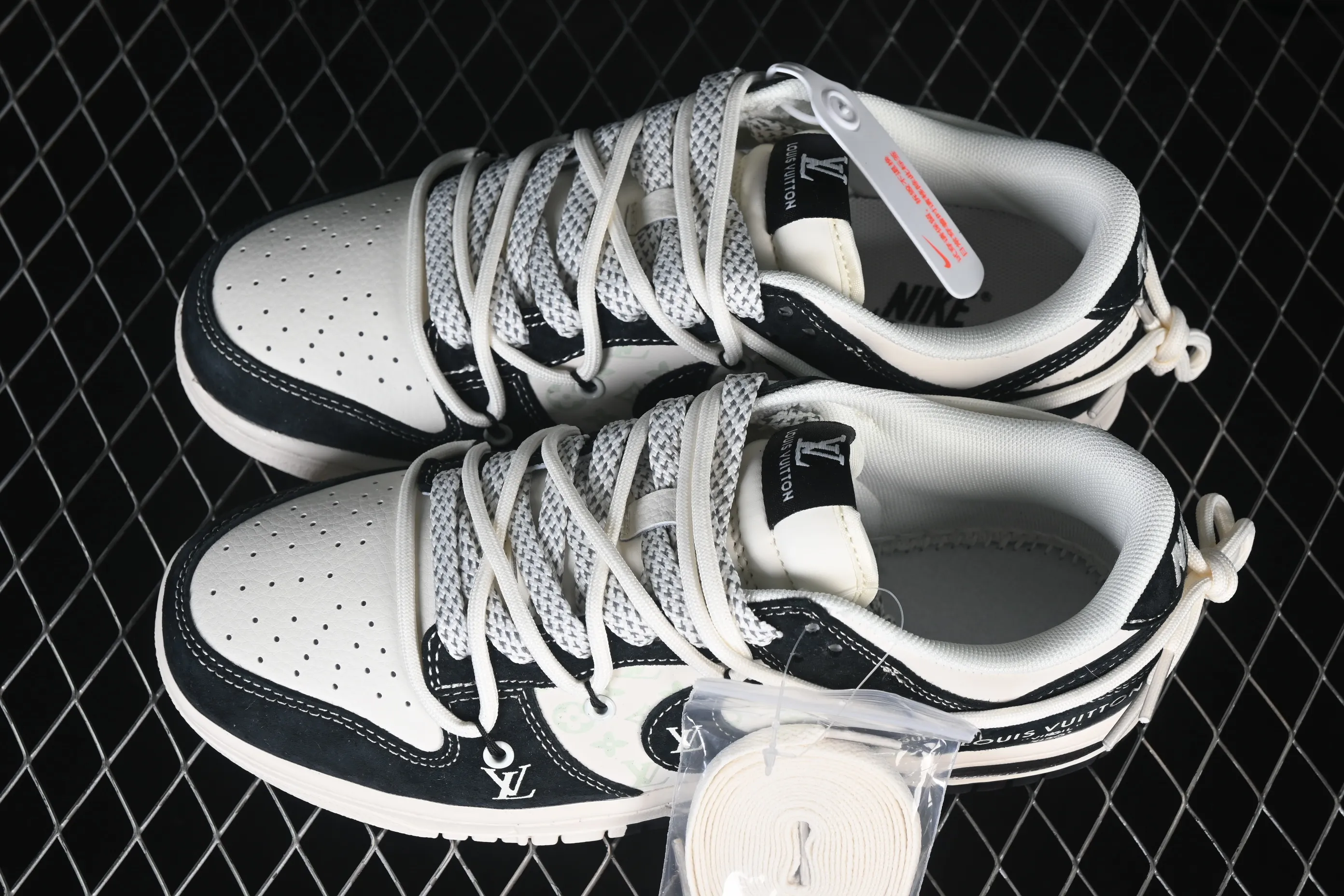 All categories Nk SB Dunk Series Nk SB Dunk Low High-end customized low-top sneakers Nike SB Dunk Low LV co-branded black graffiti drawstring Anniversary high-end customized low-top casual sneakers CX5050-Y32